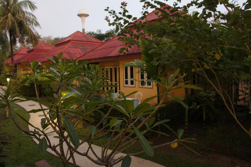 Palm Village Rawai Экстерьер фото