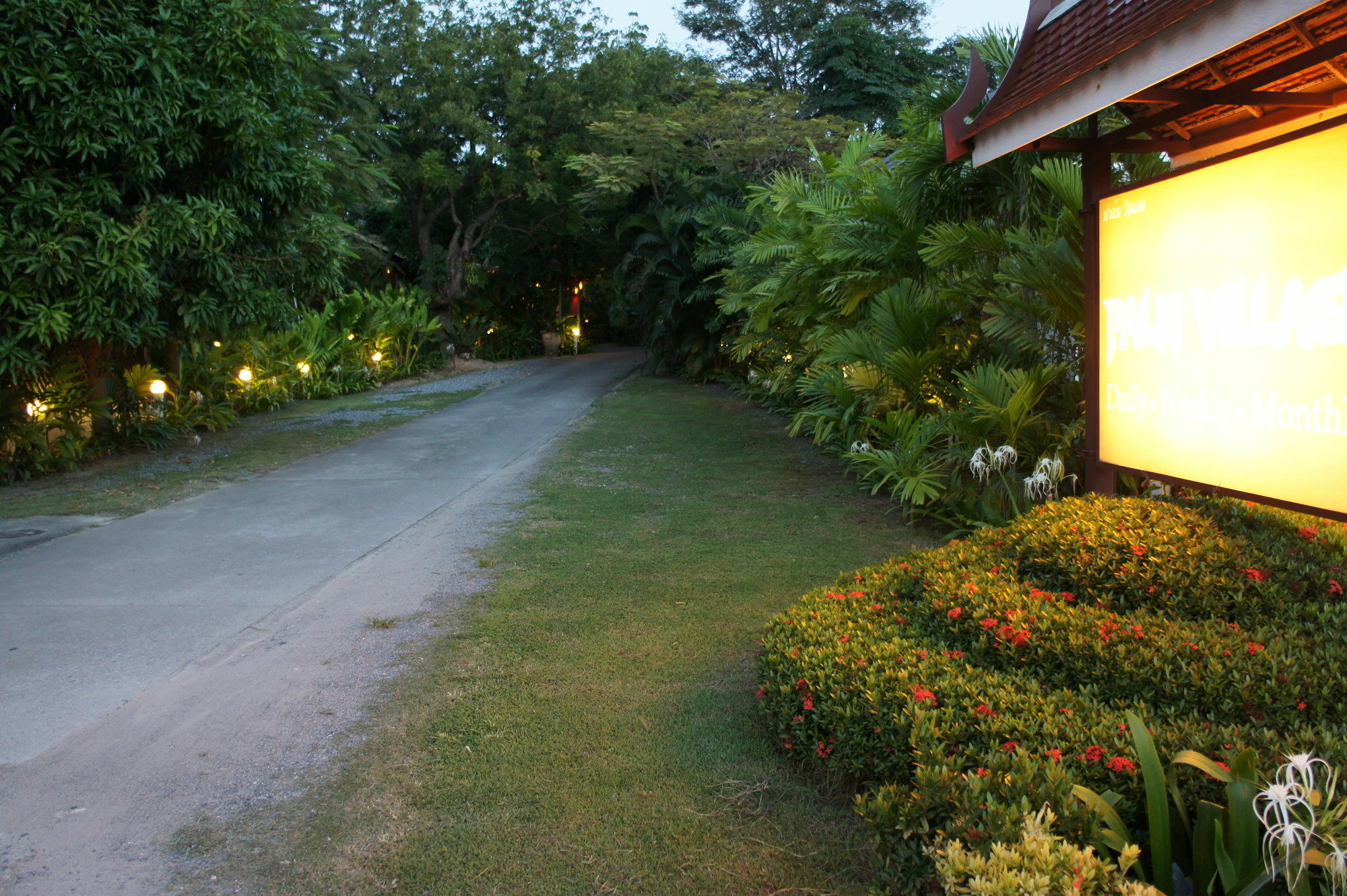 Palm Village Rawai Экстерьер фото