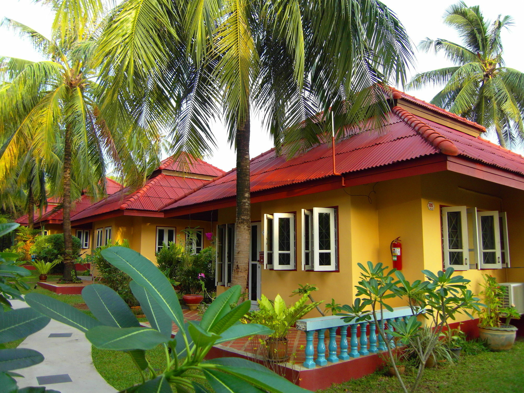 Palm Village Rawai Экстерьер фото